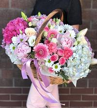 Композиция солнечный день в Усолье-Сибирское Цветочная композиция из Розы, Хризантемы, Пионы и Лизиантусы в корзине в Усолье-Сибирское