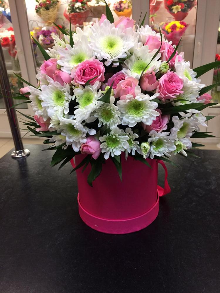 Цветочная композиция из Розы и Хризантемы в шляпной коробке в Усолье-Сибирское