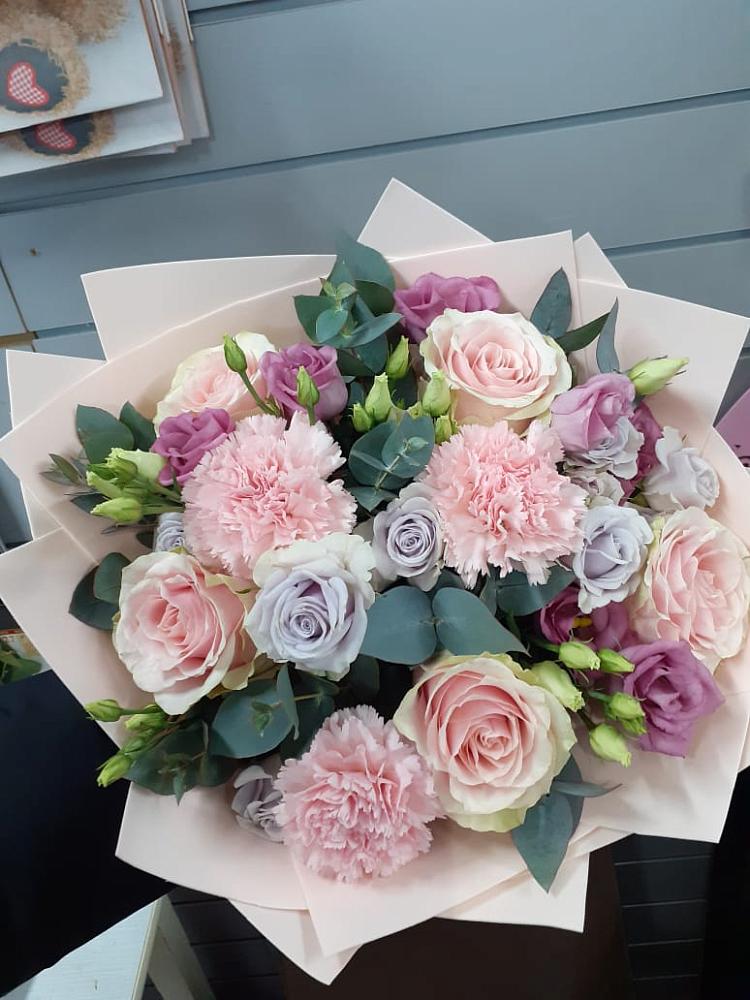 Букет цветов из: Розы, Гвоздики и Лизиантусы в Усолье-Сибирское